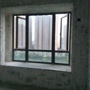 今天下午下班照例要去到房子那里，打開(kāi)門(mén)覺(jué)得好驚喜，墻皮鏟完了，原來(lái)的推拉門(mén)也拆掉了，封陽(yáng)臺(tái)的框架也裝上了，給人眼前一亮的感覺(jué)，小家初見(jiàn)雛形，哈哈，對(duì)后面的改變好期待的說(shuō)。
