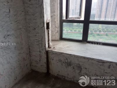 水電工約好開(kāi)始改水電，先是畫(huà)線師傅拿粉筆畫(huà)好位置，給開(kāi)槽的人做標(biāo)記，一天差不多把該開(kāi)槽的地方都開(kāi)好了，雖說(shuō)有的地方還是沒(méi)有按照我們的意思來(lái)，還是勉強(qiáng)接受了。都說(shuō)裝修就是一個(gè)不斷妥協(xié)的過(guò)程，我們家的從改水電開(kāi)始拉開(kāi)帷幕了，靜待后期發(fā)展～