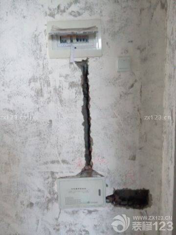 水電工約好開(kāi)始改水電，先是畫(huà)線師傅拿粉筆畫(huà)好位置，給開(kāi)槽的人做標(biāo)記，一天差不多把該開(kāi)槽的地方都開(kāi)好了，雖說(shuō)有的地方還是沒(méi)有按照我們的意思來(lái)，還是勉強(qiáng)接受了。都說(shuō)裝修就是一個(gè)不斷妥協(xié)的過(guò)程，我們家的從改水電開(kāi)始拉開(kāi)帷幕了，靜待后期發(fā)展～