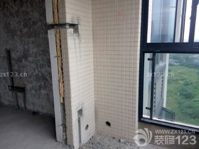 水電工約好開(kāi)始改水電，先是畫(huà)線師傅拿粉筆畫(huà)好位置，給開(kāi)槽的人做標(biāo)記，一天差不多把該開(kāi)槽的地方都開(kāi)好了，雖說(shuō)有的地方還是沒(méi)有按照我們的意思來(lái)，還是勉強(qiáng)接受了。都說(shuō)裝修就是一個(gè)不斷妥協(xié)的過(guò)程，我們家的從改水電開(kāi)始拉開(kāi)帷幕了，靜待后期發(fā)展～