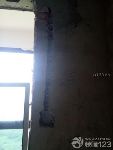 水電工約好開(kāi)始改水電，先是畫(huà)線師傅拿粉筆畫(huà)好位置，給開(kāi)槽的人做標(biāo)記，一天差不多把該開(kāi)槽的地方都開(kāi)好了，雖說(shuō)有的地方還是沒(méi)有按照我們的意思來(lái)，還是勉強(qiáng)接受了。都說(shuō)裝修就是一個(gè)不斷妥協(xié)的過(guò)程，我們家的從改水電開(kāi)始拉開(kāi)帷幕了，靜待后期發(fā)展～