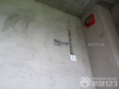 水電工約好開(kāi)始改水電，先是畫(huà)線師傅拿粉筆畫(huà)好位置，給開(kāi)槽的人做標(biāo)記，一天差不多把該開(kāi)槽的地方都開(kāi)好了，雖說(shuō)有的地方還是沒(méi)有按照我們的意思來(lái)，還是勉強(qiáng)接受了。都說(shuō)裝修就是一個(gè)不斷妥協(xié)的過(guò)程，我們家的從改水電開(kāi)始拉開(kāi)帷幕了，靜待后期發(fā)展～