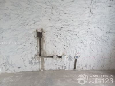 水電工約好開(kāi)始改水電，先是畫(huà)線師傅拿粉筆畫(huà)好位置，給開(kāi)槽的人做標(biāo)記，一天差不多把該開(kāi)槽的地方都開(kāi)好了，雖說(shuō)有的地方還是沒(méi)有按照我們的意思來(lái)，還是勉強(qiáng)接受了。都說(shuō)裝修就是一個(gè)不斷妥協(xié)的過(guò)程，我們家的從改水電開(kāi)始拉開(kāi)帷幕了，靜待后期發(fā)展～