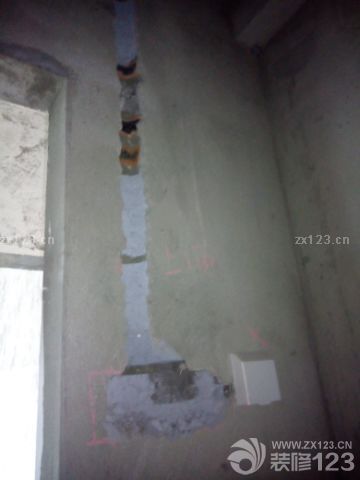 水電工約好開(kāi)始改水電，先是畫(huà)線師傅拿粉筆畫(huà)好位置，給開(kāi)槽的人做標(biāo)記，一天差不多把該開(kāi)槽的地方都開(kāi)好了，雖說(shuō)有的地方還是沒(méi)有按照我們的意思來(lái)，還是勉強(qiáng)接受了。都說(shuō)裝修就是一個(gè)不斷妥協(xié)的過(guò)程，我們家的從改水電開(kāi)始拉開(kāi)帷幕了，靜待后期發(fā)展～
