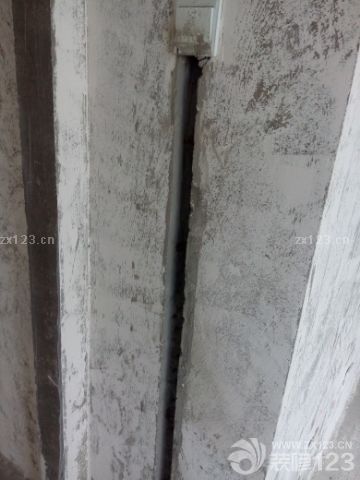 水電工約好開(kāi)始改水電，先是畫(huà)線師傅拿粉筆畫(huà)好位置，給開(kāi)槽的人做標(biāo)記，一天差不多把該開(kāi)槽的地方都開(kāi)好了，雖說(shuō)有的地方還是沒(méi)有按照我們的意思來(lái)，還是勉強(qiáng)接受了。都說(shuō)裝修就是一個(gè)不斷妥協(xié)的過(guò)程，我們家的從改水電開(kāi)始拉開(kāi)帷幕了，靜待后期發(fā)展～