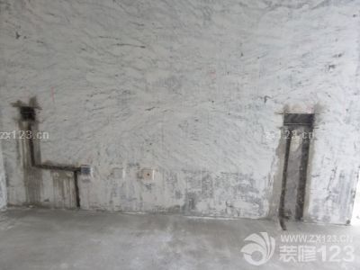 水電工約好開(kāi)始改水電，先是畫(huà)線師傅拿粉筆畫(huà)好位置，給開(kāi)槽的人做標(biāo)記，一天差不多把該開(kāi)槽的地方都開(kāi)好了，雖說(shuō)有的地方還是沒(méi)有按照我們的意思來(lái)，還是勉強(qiáng)接受了。都說(shuō)裝修就是一個(gè)不斷妥協(xié)的過(guò)程，我們家的從改水電開(kāi)始拉開(kāi)帷幕了，靜待后期發(fā)展～