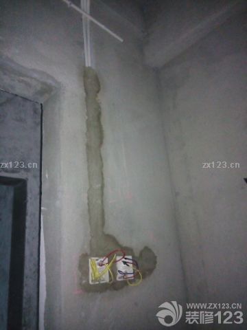 昨天下午監(jiān)理黃工幫我們進(jìn)行了水電驗(yàn)收，黃工看的很仔細(xì)，發(fā)現(xiàn)了很多問(wèn)題，強(qiáng)弱電交匯處沒(méi)有用錫紙纏一下，以減少干擾，線管開(kāi)口處沒(méi)有按常規(guī)安裝防止電線磨損的背書(shū)，廚房走線2.5平方的，建議換成4平方的。<br>最大的問(wèn)題，也是我們比較擔(dān)憂的，電工在走線時(shí)已封閉了部分槽口，無(wú)法看到里面的具體情況，現(xiàn)在只能祈禱電工的職業(yè)操守了。