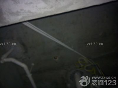 昨天下午監(jiān)理黃工幫我們進(jìn)行了水電驗(yàn)收，黃工看的很仔細(xì)，發(fā)現(xiàn)了很多問(wèn)題，強(qiáng)弱電交匯處沒(méi)有用錫紙纏一下，以減少干擾，線管開(kāi)口處沒(méi)有按常規(guī)安裝防止電線磨損的背書(shū)，廚房走線2.5平方的，建議換成4平方的。<br>最大的問(wèn)題，也是我們比較擔(dān)憂的，電工在走線時(shí)已封閉了部分槽口，無(wú)法看到里面的具體情況，現(xiàn)在只能祈禱電工的職業(yè)操守了。