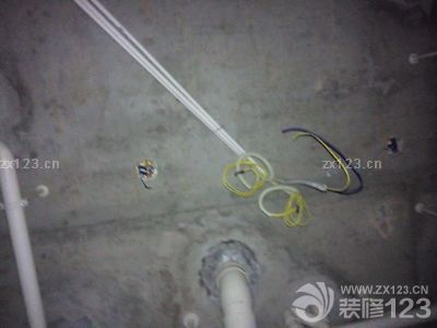 昨天下午監(jiān)理黃工幫我們進(jìn)行了水電驗(yàn)收，黃工看的很仔細(xì)，發(fā)現(xiàn)了很多問(wèn)題，強(qiáng)弱電交匯處沒(méi)有用錫紙纏一下，以減少干擾，線管開(kāi)口處沒(méi)有按常規(guī)安裝防止電線磨損的背書(shū)，廚房走線2.5平方的，建議換成4平方的。<br>最大的問(wèn)題，也是我們比較擔(dān)憂的，電工在走線時(shí)已封閉了部分槽口，無(wú)法看到里面的具體情況，現(xiàn)在只能祈禱電工的職業(yè)操守了。