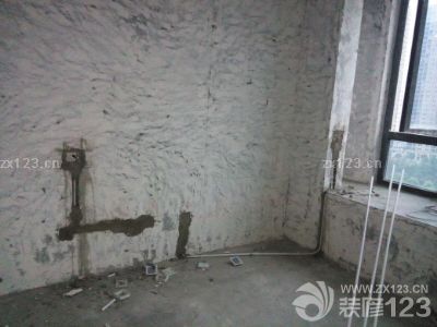昨天下午監(jiān)理黃工幫我們進(jìn)行了水電驗(yàn)收，黃工看的很仔細(xì)，發(fā)現(xiàn)了很多問(wèn)題，強(qiáng)弱電交匯處沒(méi)有用錫紙纏一下，以減少干擾，線管開(kāi)口處沒(méi)有按常規(guī)安裝防止電線磨損的背書(shū)，廚房走線2.5平方的，建議換成4平方的。<br>最大的問(wèn)題，也是我們比較擔(dān)憂的，電工在走線時(shí)已封閉了部分槽口，無(wú)法看到里面的具體情況，現(xiàn)在只能祈禱電工的職業(yè)操守了。