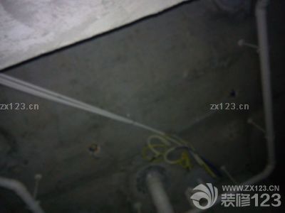 昨天下午監(jiān)理黃工幫我們進(jìn)行了水電驗(yàn)收，黃工看的很仔細(xì)，發(fā)現(xiàn)了很多問(wèn)題，強(qiáng)弱電交匯處沒(méi)有用錫紙纏一下，以減少干擾，線管開(kāi)口處沒(méi)有按常規(guī)安裝防止電線磨損的背書(shū)，廚房走線2.5平方的，建議換成4平方的。<br>最大的問(wèn)題，也是我們比較擔(dān)憂的，電工在走線時(shí)已封閉了部分槽口，無(wú)法看到里面的具體情況，現(xiàn)在只能祈禱電工的職業(yè)操守了。