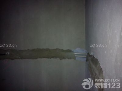 昨天下午監(jiān)理黃工幫我們進(jìn)行了水電驗(yàn)收，黃工看的很仔細(xì)，發(fā)現(xiàn)了很多問(wèn)題，強(qiáng)弱電交匯處沒(méi)有用錫紙纏一下，以減少干擾，線管開(kāi)口處沒(méi)有按常規(guī)安裝防止電線磨損的背書(shū)，廚房走線2.5平方的，建議換成4平方的。<br>最大的問(wèn)題，也是我們比較擔(dān)憂的，電工在走線時(shí)已封閉了部分槽口，無(wú)法看到里面的具體情況，現(xiàn)在只能祈禱電工的職業(yè)操守了。