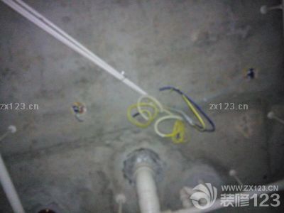 昨天下午監(jiān)理黃工幫我們進(jìn)行了水電驗(yàn)收，黃工看的很仔細(xì)，發(fā)現(xiàn)了很多問(wèn)題，強(qiáng)弱電交匯處沒(méi)有用錫紙纏一下，以減少干擾，線管開(kāi)口處沒(méi)有按常規(guī)安裝防止電線磨損的背書(shū)，廚房走線2.5平方的，建議換成4平方的。<br>最大的問(wèn)題，也是我們比較擔(dān)憂的，電工在走線時(shí)已封閉了部分槽口，無(wú)法看到里面的具體情況，現(xiàn)在只能祈禱電工的職業(yè)操守了。