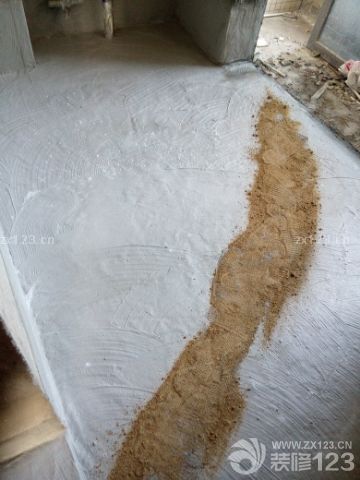 衛(wèi)生間墻面有一點(diǎn)空鼓，其他都還好，之前看地面都是凹凸不平的，還有點(diǎn)擔(dān)心，后來(lái)監(jiān)理耐心講解說(shuō)后期還有找平這個(gè)不影響，又咨詢了下黃工，也說(shuō)沒(méi)問(wèn)題才算是比較放心，現(xiàn)在衛(wèi)生間在做閉水試驗(yàn)，廚房因?yàn)榕c生活陽(yáng)臺(tái)有高度差沒(méi)有做閉水，不知道以后會(huì)不會(huì)出問(wèn)題。
