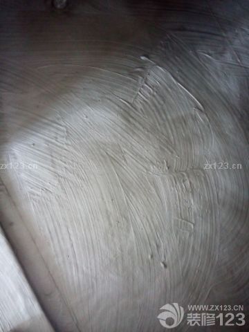 衛(wèi)生間墻面有一點(diǎn)空鼓，其他都還好，之前看地面都是凹凸不平的，還有點(diǎn)擔(dān)心，后來(lái)監(jiān)理耐心講解說(shuō)后期還有找平這個(gè)不影響，又咨詢了下黃工，也說(shuō)沒(méi)問(wèn)題才算是比較放心，現(xiàn)在衛(wèi)生間在做閉水試驗(yàn)，廚房因?yàn)榕c生活陽(yáng)臺(tái)有高度差沒(méi)有做閉水，不知道以后會(huì)不會(huì)出問(wèn)題。