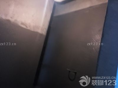 衛(wèi)生間墻面有一點(diǎn)空鼓，其他都還好，之前看地面都是凹凸不平的，還有點(diǎn)擔(dān)心，后來(lái)監(jiān)理耐心講解說(shuō)后期還有找平這個(gè)不影響，又咨詢了下黃工，也說(shuō)沒(méi)問(wèn)題才算是比較放心，現(xiàn)在衛(wèi)生間在做閉水試驗(yàn)，廚房因?yàn)榕c生活陽(yáng)臺(tái)有高度差沒(méi)有做閉水，不知道以后會(huì)不會(huì)出問(wèn)題。