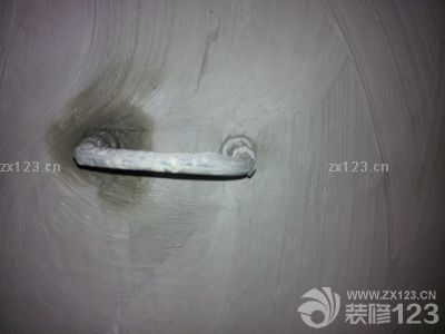 衛(wèi)生間墻面有一點(diǎn)空鼓，其他都還好，之前看地面都是凹凸不平的，還有點(diǎn)擔(dān)心，后來(lái)監(jiān)理耐心講解說(shuō)后期還有找平這個(gè)不影響，又咨詢了下黃工，也說(shuō)沒(méi)問(wèn)題才算是比較放心，現(xiàn)在衛(wèi)生間在做閉水試驗(yàn)，廚房因?yàn)榕c生活陽(yáng)臺(tái)有高度差沒(méi)有做閉水，不知道以后會(huì)不會(huì)出問(wèn)題。