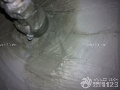 衛(wèi)生間墻面有一點(diǎn)空鼓，其他都還好，之前看地面都是凹凸不平的，還有點(diǎn)擔(dān)心，后來(lái)監(jiān)理耐心講解說(shuō)后期還有找平這個(gè)不影響，又咨詢了下黃工，也說(shuō)沒(méi)問(wèn)題才算是比較放心，現(xiàn)在衛(wèi)生間在做閉水試驗(yàn)，廚房因?yàn)榕c生活陽(yáng)臺(tái)有高度差沒(méi)有做閉水，不知道以后會(huì)不會(huì)出問(wèn)題。