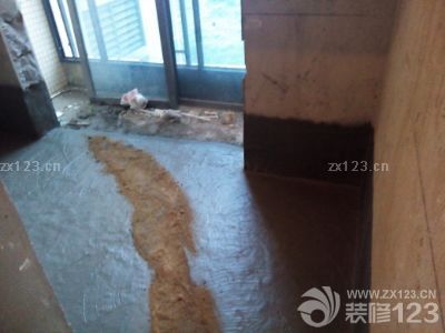 衛(wèi)生間墻面有一點(diǎn)空鼓，其他都還好，之前看地面都是凹凸不平的，還有點(diǎn)擔(dān)心，后來(lái)監(jiān)理耐心講解說(shuō)后期還有找平這個(gè)不影響，又咨詢了下黃工，也說(shuō)沒(méi)問(wèn)題才算是比較放心，現(xiàn)在衛(wèi)生間在做閉水試驗(yàn)，廚房因?yàn)榕c生活陽(yáng)臺(tái)有高度差沒(méi)有做閉水，不知道以后會(huì)不會(huì)出問(wèn)題。