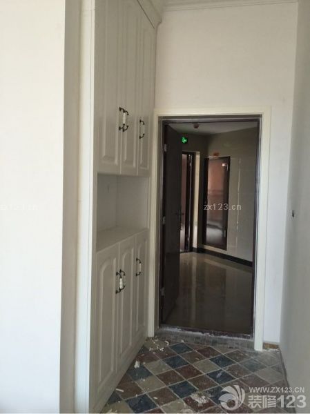 定制的衣柜，鞋柜。主臥衣柜是全定制，次臥是木工做的榻榻米和衣柜書桌，只有衣柜門定制，然后還定制了個鞋柜，一共11500。