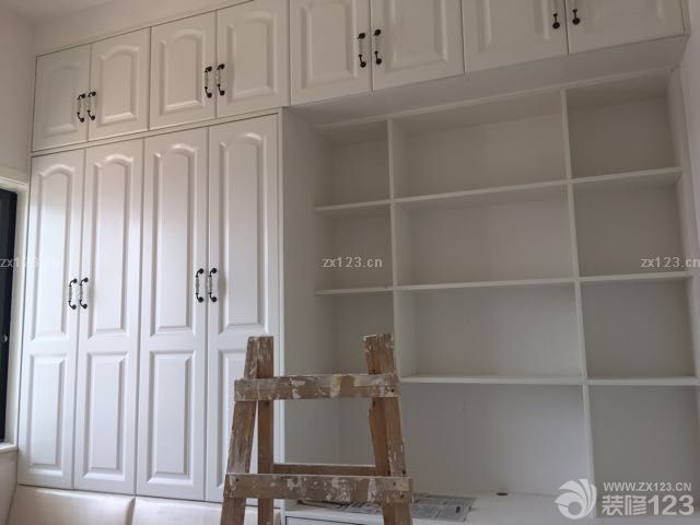 定制的衣柜，鞋柜。主臥衣柜是全定制，次臥是木工做的榻榻米和衣柜書桌，只有衣柜門定制，然后還定制了個鞋柜，一共11500。