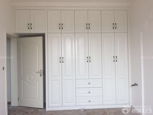 定制的衣柜，鞋柜。主臥衣柜是全定制，次臥是木工做的榻榻米和衣柜書桌，只有衣柜門定制，然后還定制了個鞋柜，一共11500。