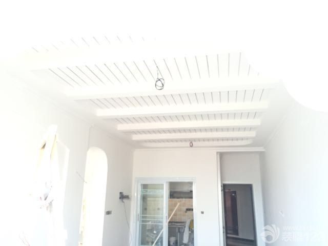 吊頂，梁還要刷漆，還在猶豫是刷藍色還是美式棕色。