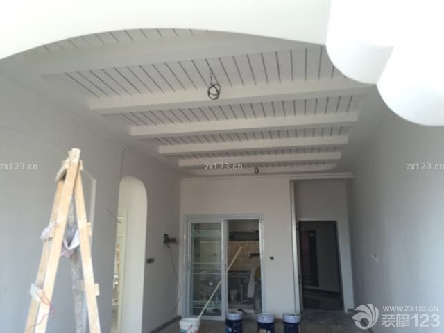 吊頂，梁還要刷漆，還在猶豫是刷藍色還是美式棕色。