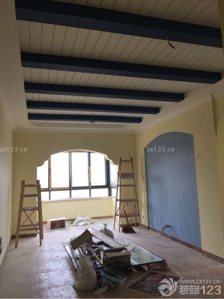 漆刷完了，米黃色。但是這個梁的藍色是不是很丑？