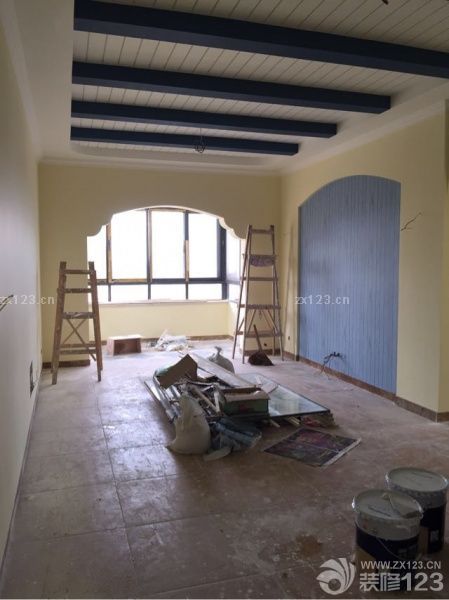 漆刷完了，米黃色。但是這個梁的藍色是不是很丑？