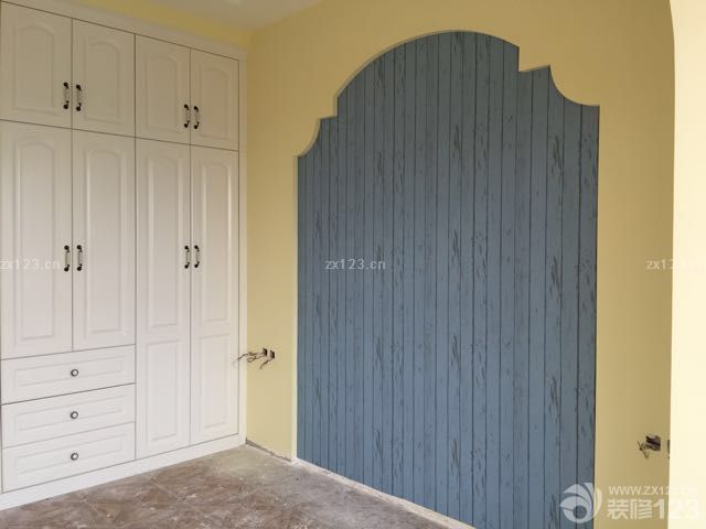 漆刷完了，米黃色。但是這個梁的藍色是不是很丑？