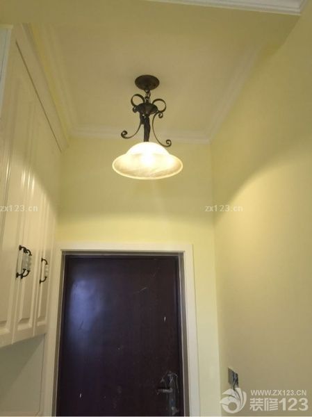 今天終于把燈具和開關安好了，感覺稍微好點了。次臥燈是我的痛，太不配了。