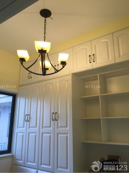 今天終于把燈具和開關安好了，感覺稍微好點了。次臥燈是我的痛，太不配了。