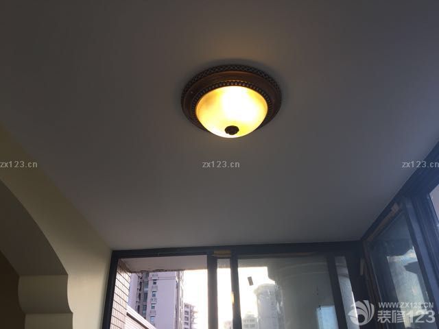 今天終于把燈具和開關安好了，感覺稍微好點了。次臥燈是我的痛，太不配了。