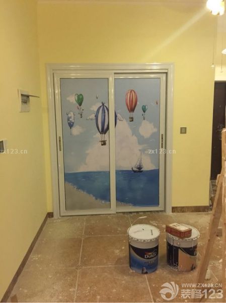 因為廚房推拉門選擇失誤，買了玻璃貼膜來彌補，貼上還是不怎么好看。