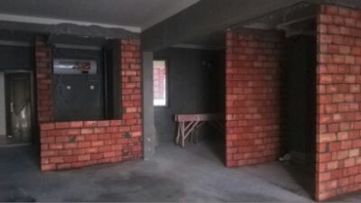 經(jīng)過一陣考慮，裝修公司找了全得利裝飾，老板就是監(jiān)理，木工出身，對業(yè)務很精。半包價談定四萬三千八?？戳讼卵b修黃歷是個好日子，動工了。