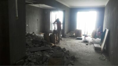 經(jīng)過一陣考慮，裝修公司找了全得利裝飾，老板就是監(jiān)理，木工出身，對業(yè)務很精。半包價談定四萬三千八。看了下裝修黃歷是個好日子，動工了。