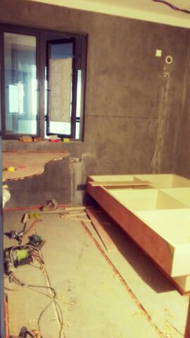 今天次臥書桌，榻榻米成型了。書桌比預想的胖短了點，請師傅加長了一小段后稍微好點了。電視墻我還挺滿意的。附張抽空畫的餐廳墻效果圖。PS:一個人裝修沒多少時間和精力去盯呀！