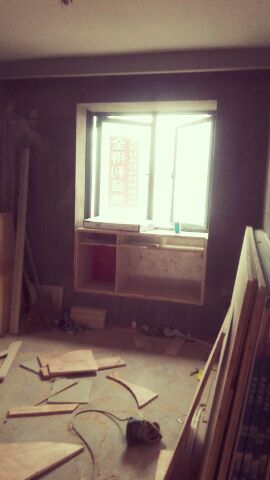 今天次臥書桌，榻榻米成型了。書桌比預想的胖短了點，請師傅加長了一小段后稍微好點了。電視墻我還挺滿意的。附張抽空畫的餐廳墻效果圖。PS:一個人裝修沒多少時間和精力去盯呀！