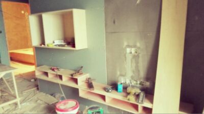 今天次臥書桌，榻榻米成型了。書桌比預想的胖短了點，請師傅加長了一小段后稍微好點了。電視墻我還挺滿意的。附張抽空畫的餐廳墻效果圖。PS:一個人裝修沒多少時間和精力去盯呀！