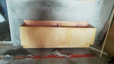 昨天去看裝修進展，發(fā)現(xiàn)餐廳卡座做成靠墻了，不太美觀，且以后餐桌不能往里推，遂請師傅重新改了。今天上午去看，已經(jīng)改好。