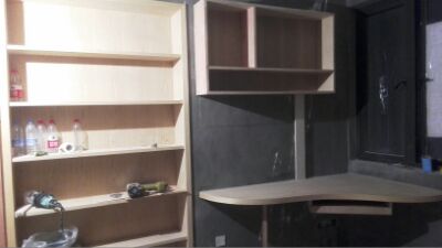 昨天去看裝修進展，發(fā)現(xiàn)餐廳卡座做成靠墻了，不太美觀，且以后餐桌不能往里推，遂請師傅重新改了。今天上午去看，已經(jīng)改好。