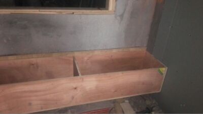 昨天去看裝修進展，發(fā)現(xiàn)餐廳卡座做成靠墻了，不太美觀，且以后餐桌不能往里推，遂請師傅重新改了。今天上午去看，已經(jīng)改好。