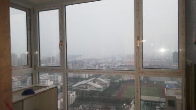 今天終于把窗戶裝好了，看著挺不錯，卻是最讓我后悔的地方。當時腦子短路就選了個內(nèi)開內(nèi)倒，導致現(xiàn)在窗簾不好裝還影響美觀，右邊窗戶的墻壁上還鑿了兩個坑出來。以后取外面曬衣架的衣服也不方便。咳咳咳咳！