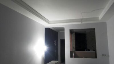 一直在拖進度，真是想發(fā)火了。昨天終于來刷墻漆了，藍色是福樂閣的黑板漆?？蛷d顏色淡一個色調又加了錢。感覺又被裝修師傅坑了。裝修真的要找正規(guī)裝修公司呀！心塞。