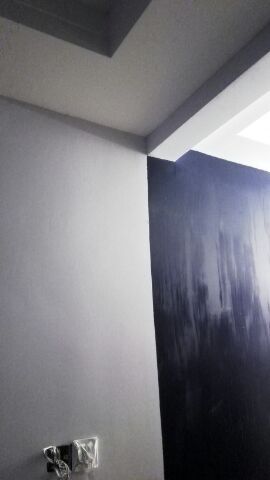 一直在拖進度，真是想發(fā)火了。昨天終于來刷墻漆了，藍色是福樂閣的黑板漆?？蛷d顏色淡一個色調又加了錢。感覺又被裝修師傅坑了。裝修真的要找正規(guī)裝修公司呀！心塞。
