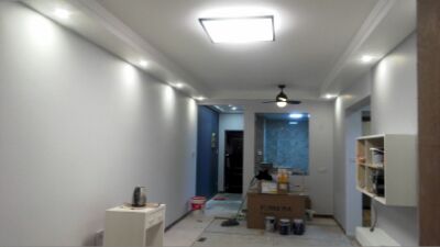 燈裝好后的初樣，基本在預期效果，希望后面門板門套不要走樣了。 明天櫥柜和床進場了。