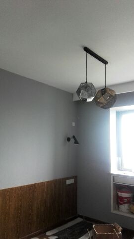 燈裝好后的初樣，基本在預期效果，希望后面門板門套不要走樣了。 明天櫥柜和床進場了。