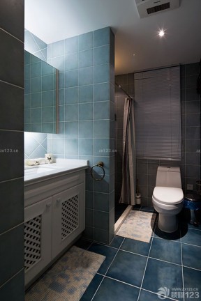 卫生间墙面浅蓝色瓷砖装修效果图片