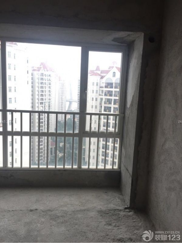 星期六早上10:00軒怡裝修師傅來我新房子開始了第一錘！真的很興奮！終于有了自己的小窩了！